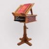 Lutrin-sur-pied-jardin-secret-bois-Larroque-de-trois-quarts-avec-livre