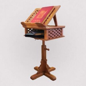 Lutrin-sur-pied-jardin-secret-bois-Larroque-de-trois-quarts-avec-livre
