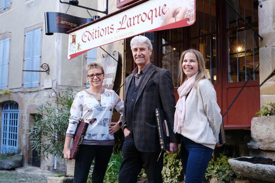 Bernard Larroque entouré de son équipe, Magali et Fabienne