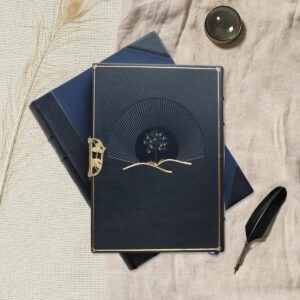 Reliure cuir bleu avec fermoir du livre Le Cantique des Cantique posé sur son coffret