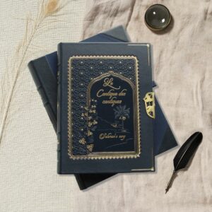 Reliure cuir bleu avec fermoir du livre Le Cantique des Cantique posé sur son coffret