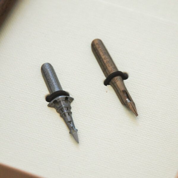 et calligraphie Coffret plumier et 5 plumes