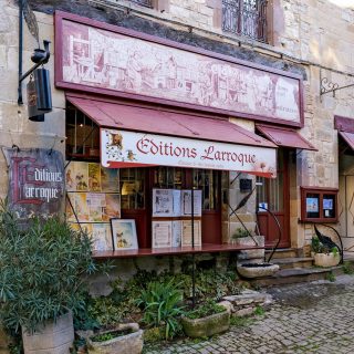 Façade des Éditions Larroque à Cordes sur Ciel