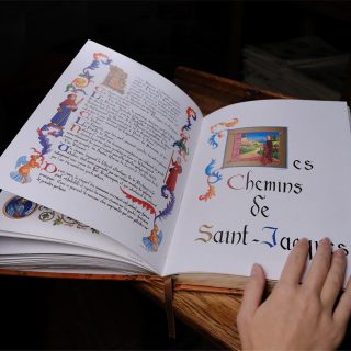 Saint Jacques de Compostelle livre de collection édition LARROQUE exemplaire Luxe ouvert